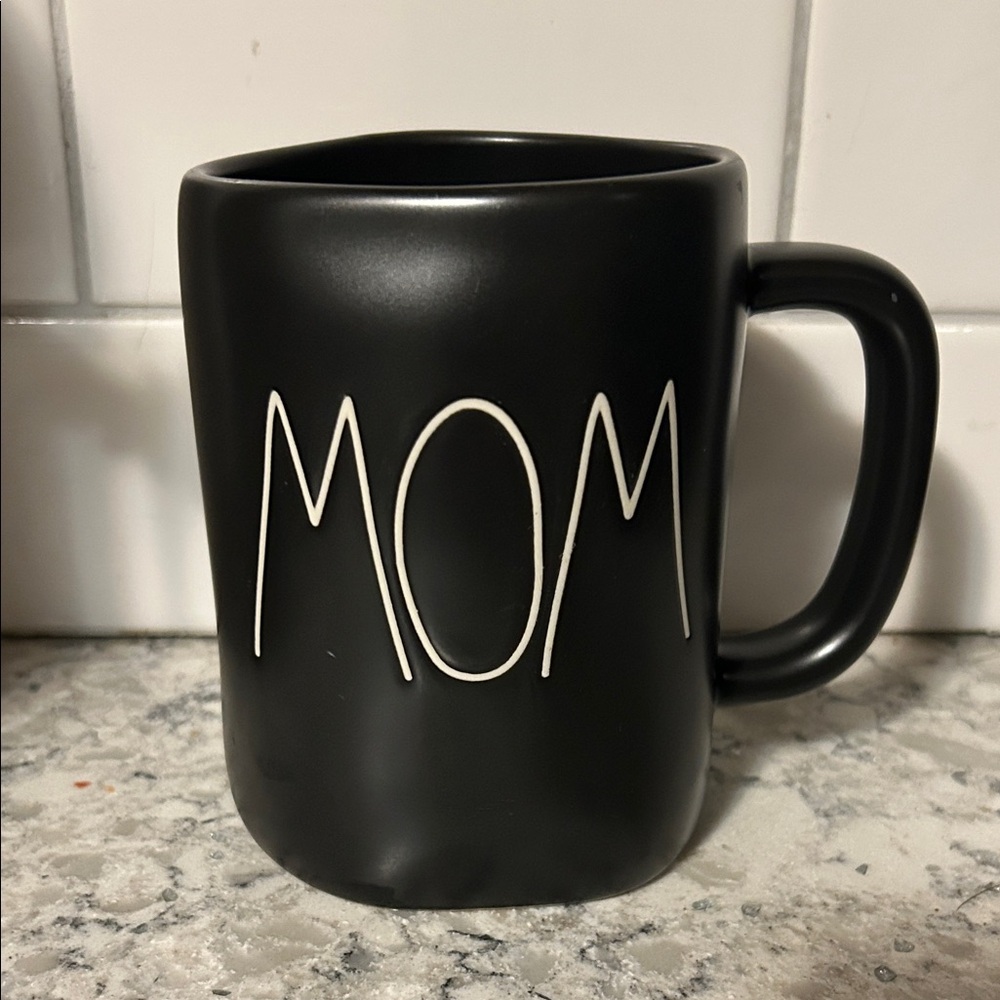 🖤EUC Rae Dunn “Mom” black mug with white font🤍